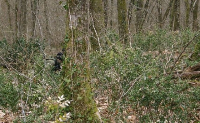 Joueur de paintball cache